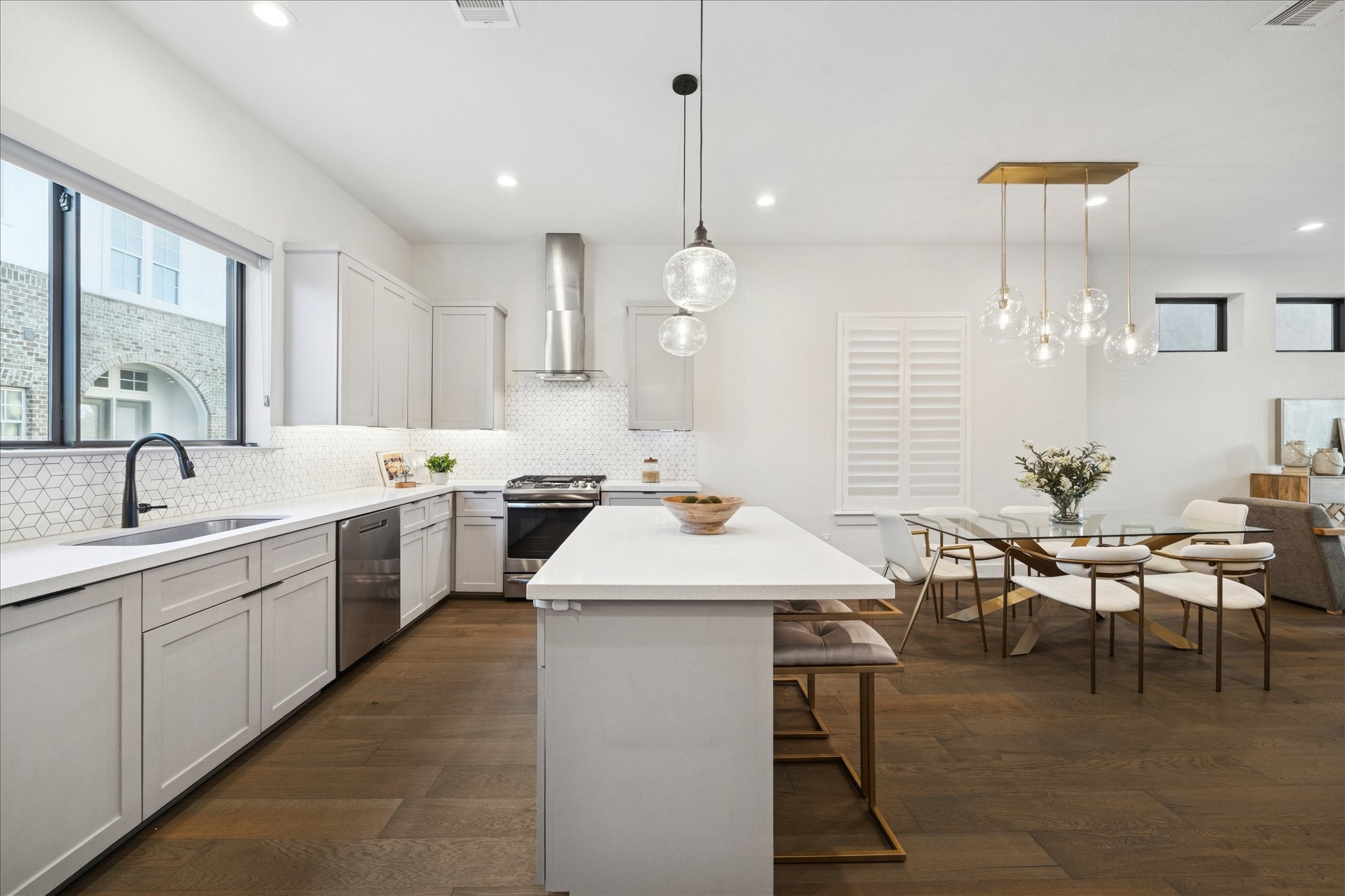 1122 Thompson Street Houston, TX 77007 - Photo 6 of 25 a kitchen with a table chairs sink and cabinets