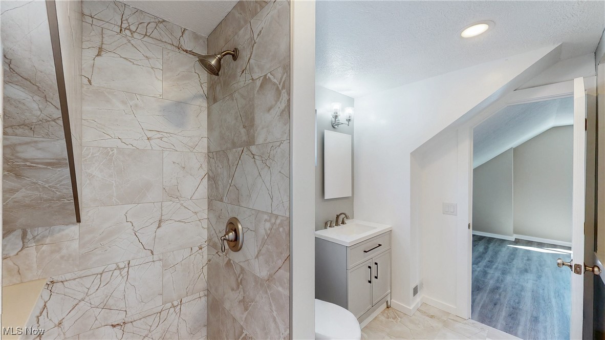 3318 Hearthstone Road Cleveland, OH 44134 - Photo 20 of 35 Full Bathroom on the second floor