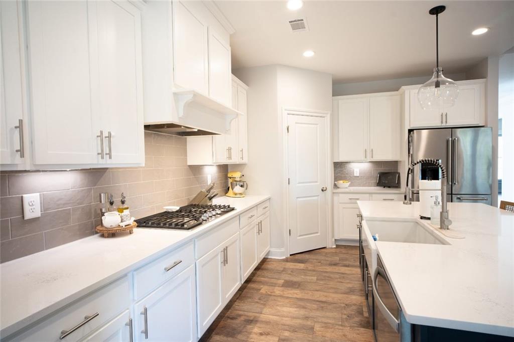 6165 Namon Wallace Road Cumming, GA 30028 - Photo 9 of 30 a kitchen with cabinets and a stove