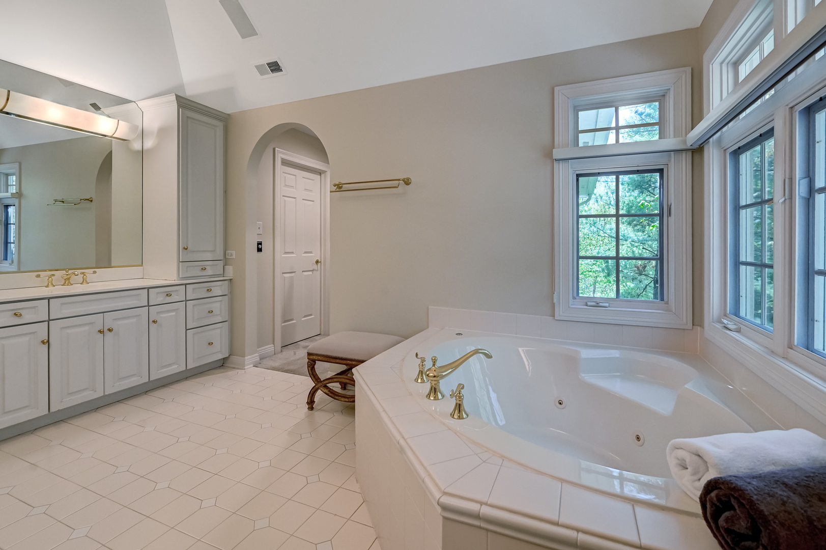 9301 Falling Waters Drive East Burr Ridge, IL 60527 - Photo 25 of 52 a bathroom with a bathtub sink and mirror