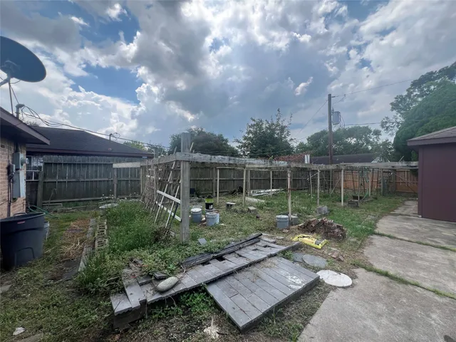 a view of yard with green space