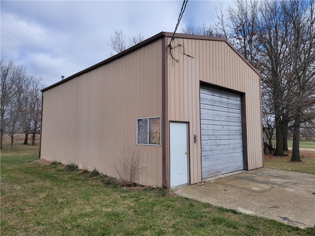 877 North 950 East Road Tower Hill, IL 62571 - Photo 4 of 28 a back yard of the house