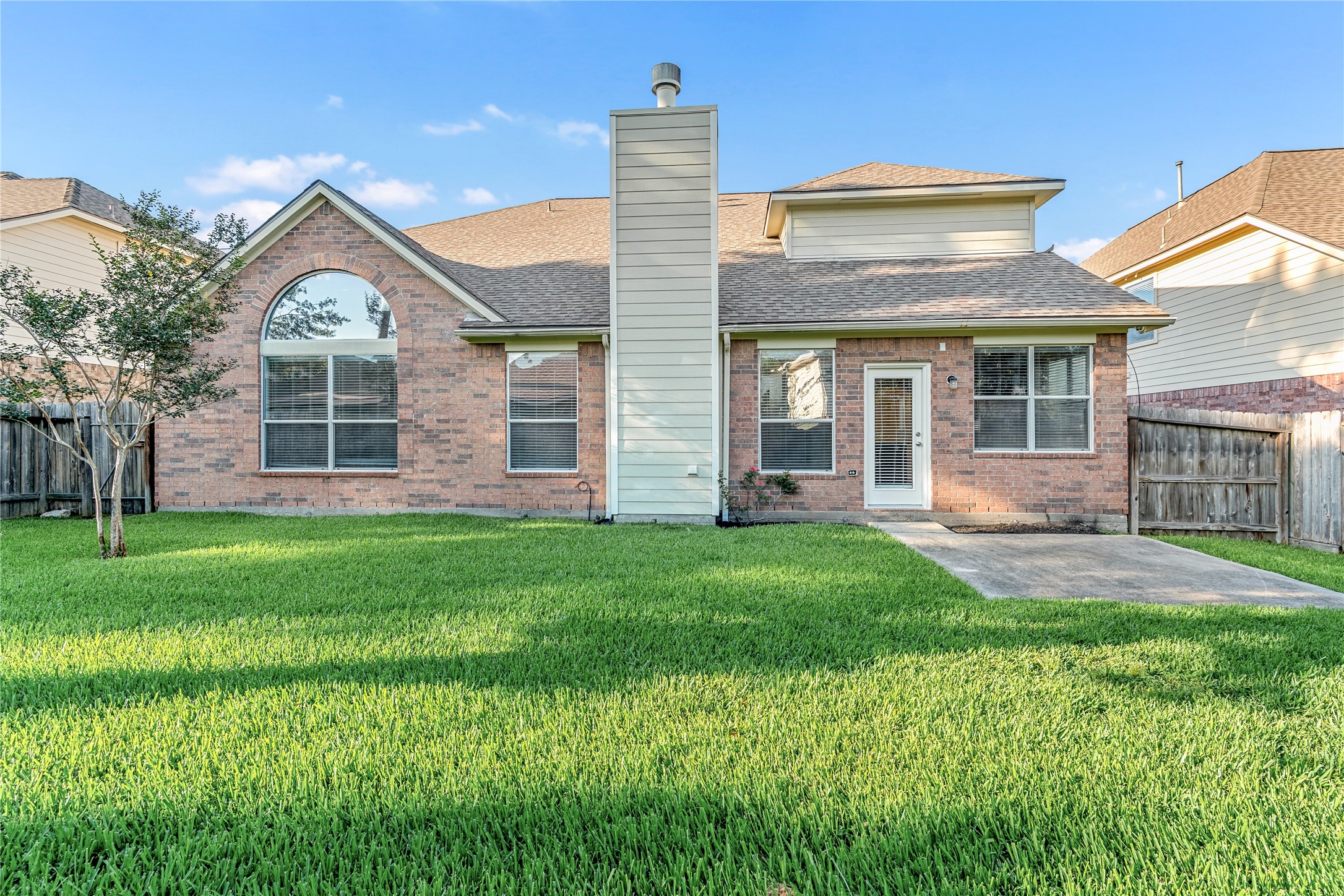 6211 Stone Hill Road Spring, TX 77389 - Photo 41 of 43 a front view of a house with a yard and many windows