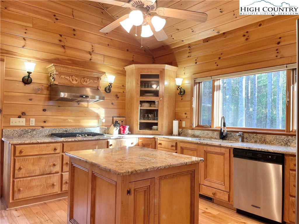 541 Woodland Ridge Lansing, NC 28643 - Photo 26 of 45 a kitchen with a stove a sink and cabinets