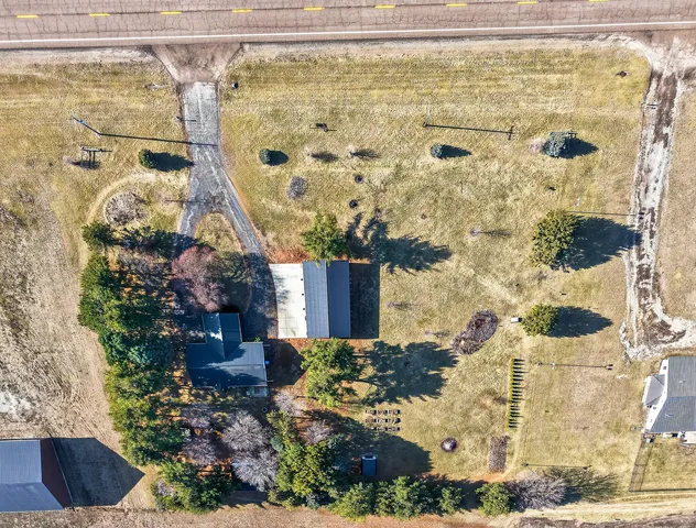 a picture of a book shelf