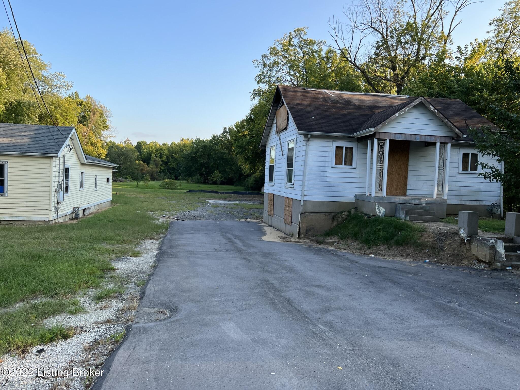 9311 R 3rd Street Road Louisville, KY 40272 - Photo 8 of 13 IMG_3368
