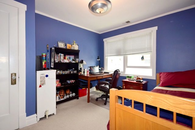 323 North Merrill Street Park Ridge, IL 60068 - Photo 15 of 25 a living room with furniture and a window