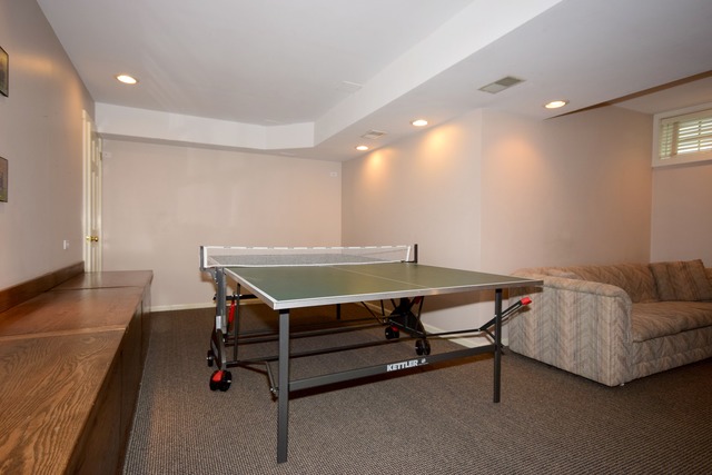323 North Merrill Street Park Ridge, IL 60068 - Photo 20 of 25 a room with furniture and a table