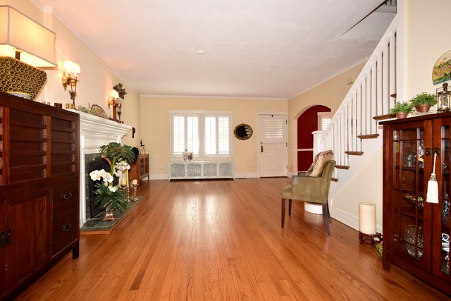 323 North Merrill Street Park Ridge, IL 60068 - Photo 2 of 25 a living room with furniture and a wooden floor