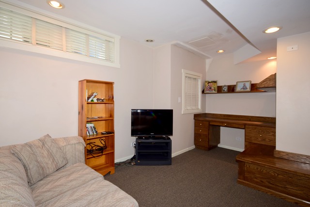 323 North Merrill Street Park Ridge, IL 60068 - Photo 21 of 25 a living room with furniture and a flat screen tv