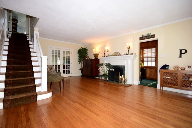 323 North Merrill Street Park Ridge, IL 60068 - Photo 3 of 25 a view of a livingroom with furniture and a fireplace