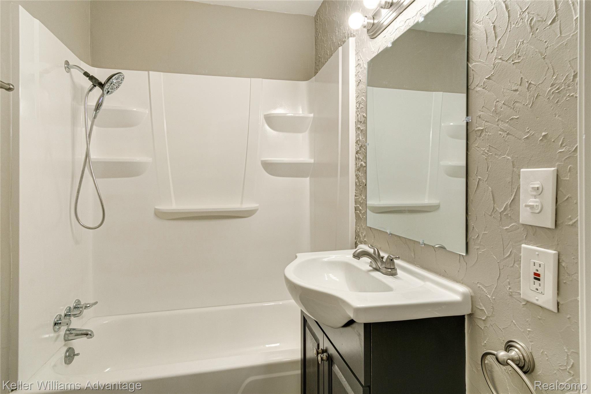 3565 Watkins Lake Road Waterford, MI 48328 - Photo 10 of 28 Bathroom 1.jpg