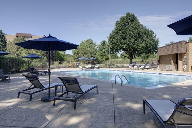 1910 Chestnut Avenue, Unit D207 Glenview, IL 60025 - Photo 14 of 19