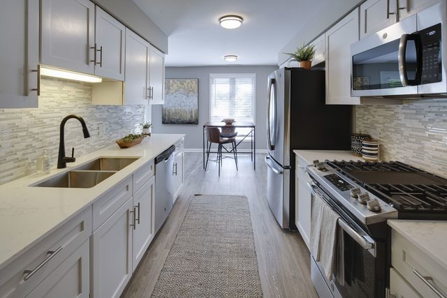 1910 Chestnut Avenue, Unit D207 Glenview, IL 60025 - Photo 5 of 19