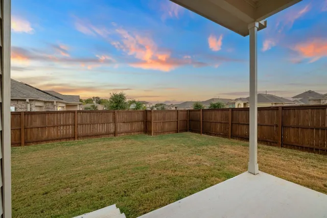 a view of a backyard
