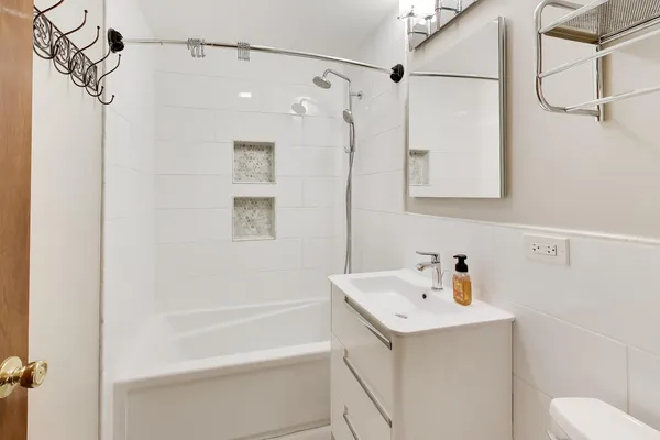 $700,000 | 946 West Sheridan Road, Unit 2, Chicago, IL 60613
