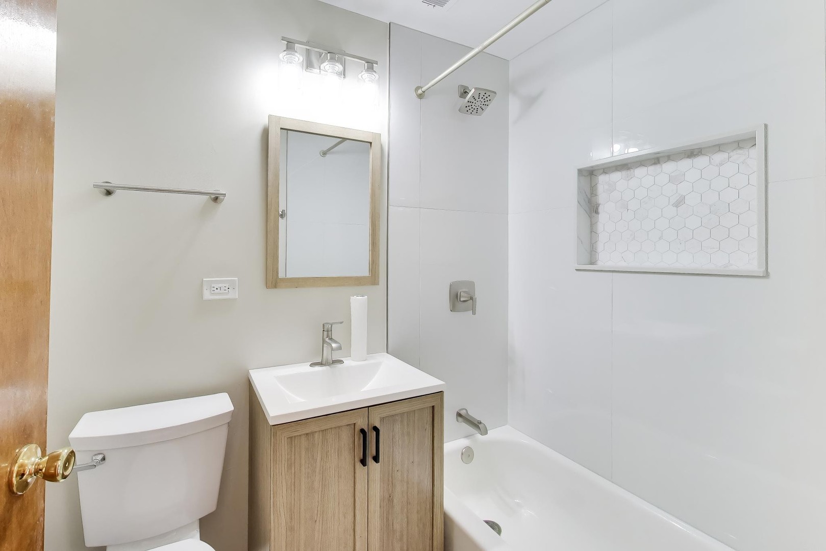 946 West Sheridan Road, Unit 2 Chicago, IL 60613 - Photo 3 of 7