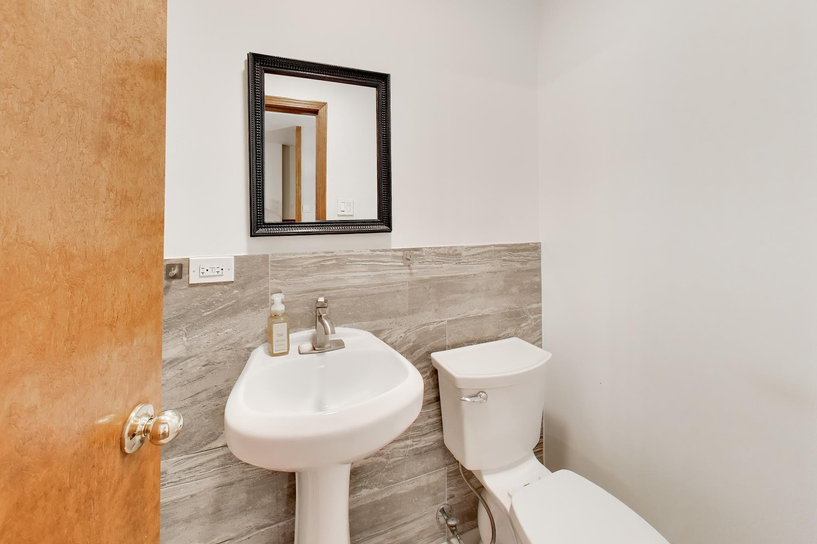 946 West Sheridan Road, Unit 2 Chicago, IL 60613 - Photo 4 of 7