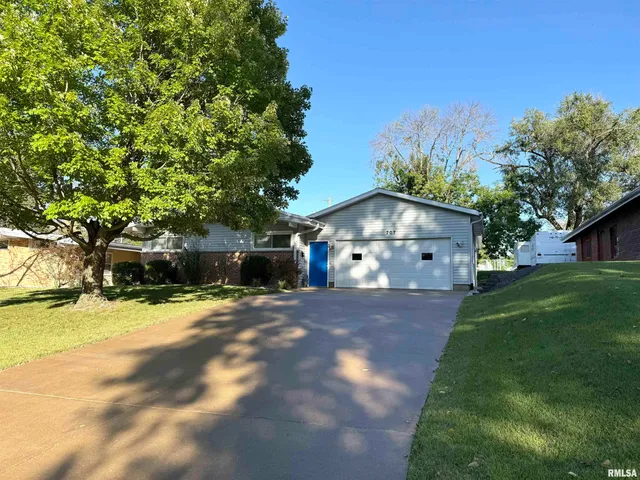 $189,000 | 707 Edgewood Drive, Quincy, IL 62301