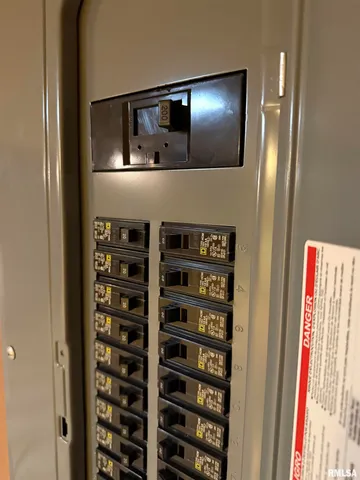 $189,000 | 707 Edgewood Drive, Quincy, IL 62301