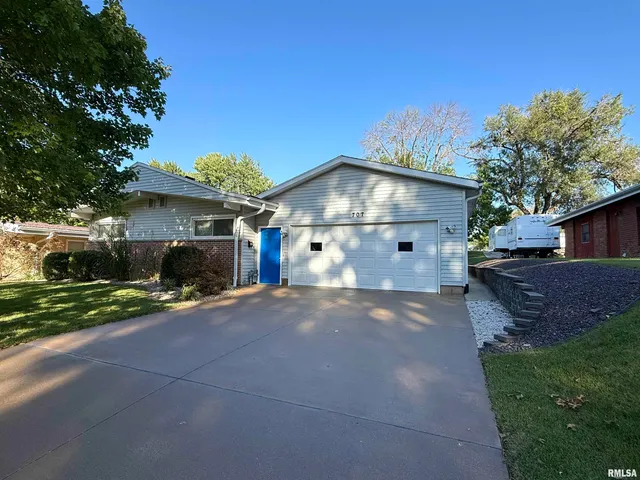 $189,000 | 707 Edgewood Drive, Quincy, IL 62301