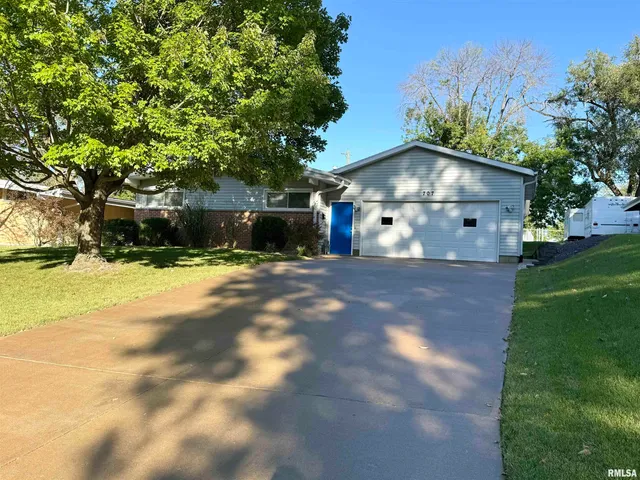 $189,000 | 707 Edgewood Drive, Quincy, IL 62301