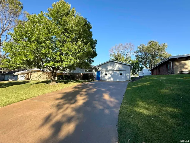 $189,000 | 707 Edgewood Drive, Quincy, IL 62301