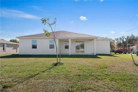 a view of a house with backyard and garden