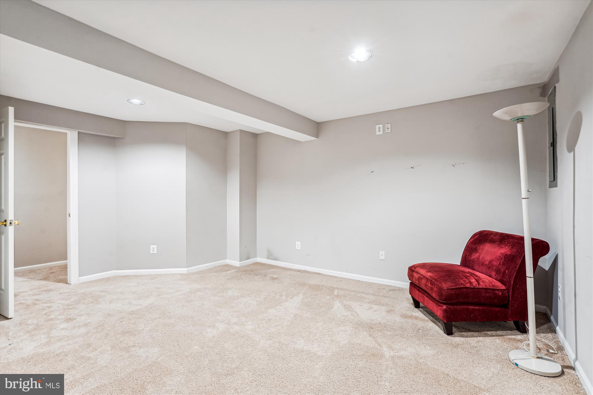 5039 9th Street South Arlington, VA 22204 - Photo 22 of 38 a room with furniture