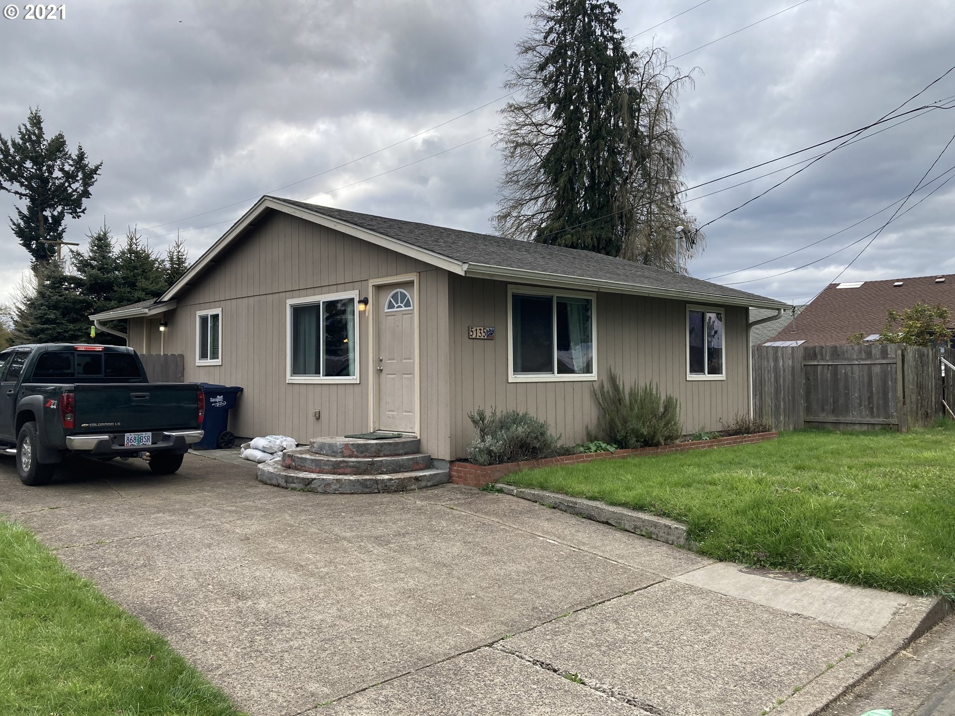 5135 F Street Springfield, OR 97478 - Photo 1 of 13