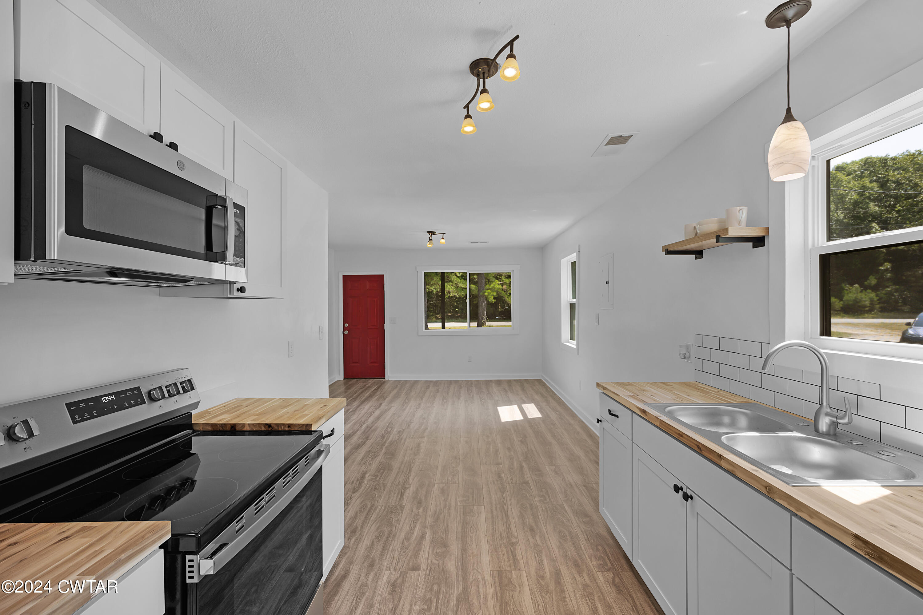 94 McAbee Road Jackson, TN 38301 - Photo 8 of 19 a kitchen with a sink stove and microwave