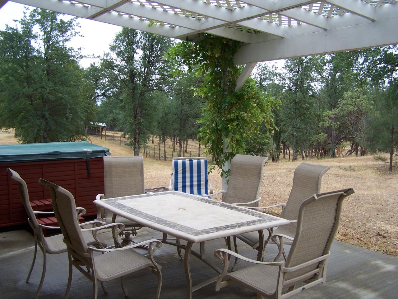 12800 Intermountain Road Redding, CA 96003 - Photo 10 of 39 a view of a tables and chairs in the patio