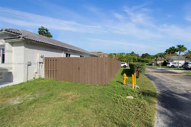 a view of a back yard