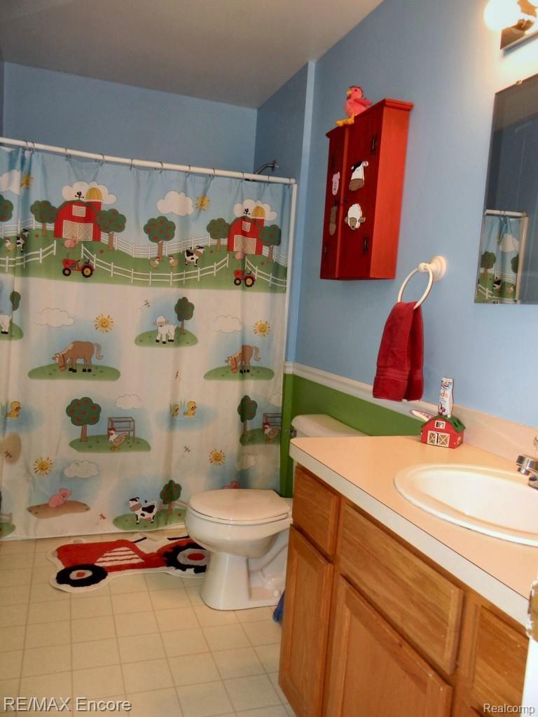 124 East Rattalee Lake Road Holly, MI 48442 - Photo 13 of 35 Bathroom