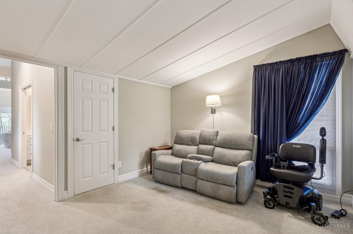 8253 Daleview Road Cincinnati, OH 45247 - Photo 10 of 40
