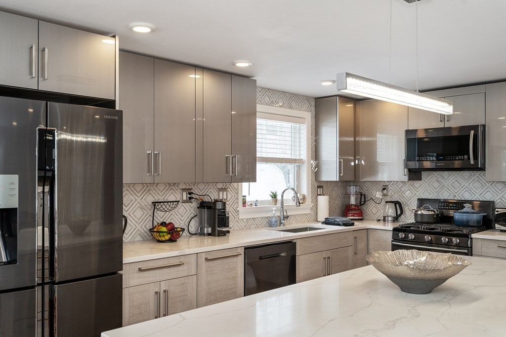 186 Robert Road Dedham, MA 02026 - Photo 6 of 23