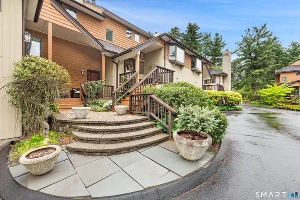 $345,300 | 6 Stratford Park, Unit 6, Bloomfield, CT 06002