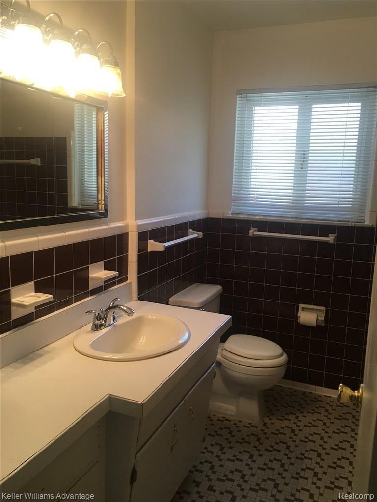 19320 Rensellor Street Livonia, MI 48152 - Photo 13 of 34 IMG_2867.JPG