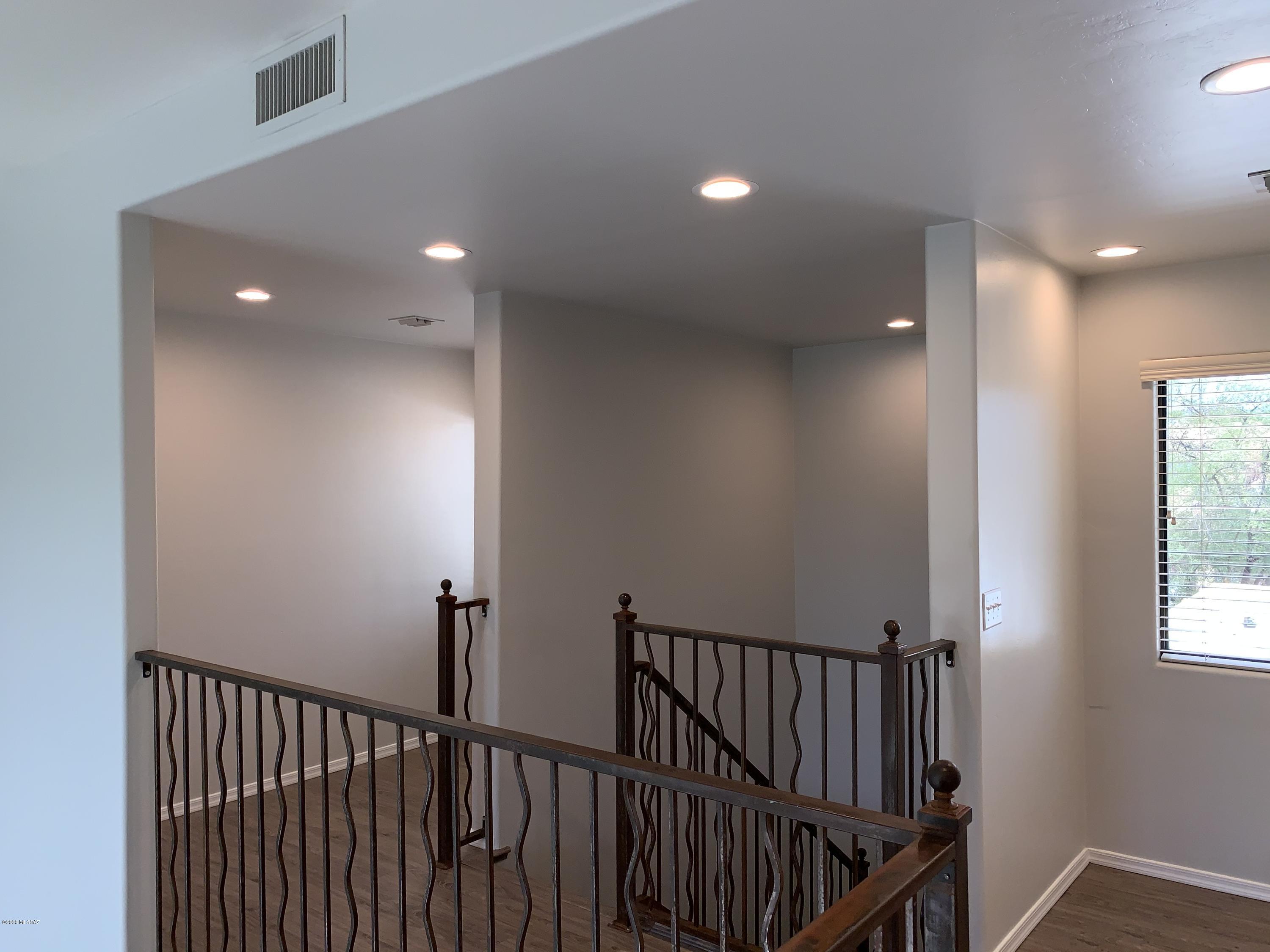 4181 North Fortune Loop Tucson, AZ 85719 - Photo 25 of 39 a view of hallway with windows