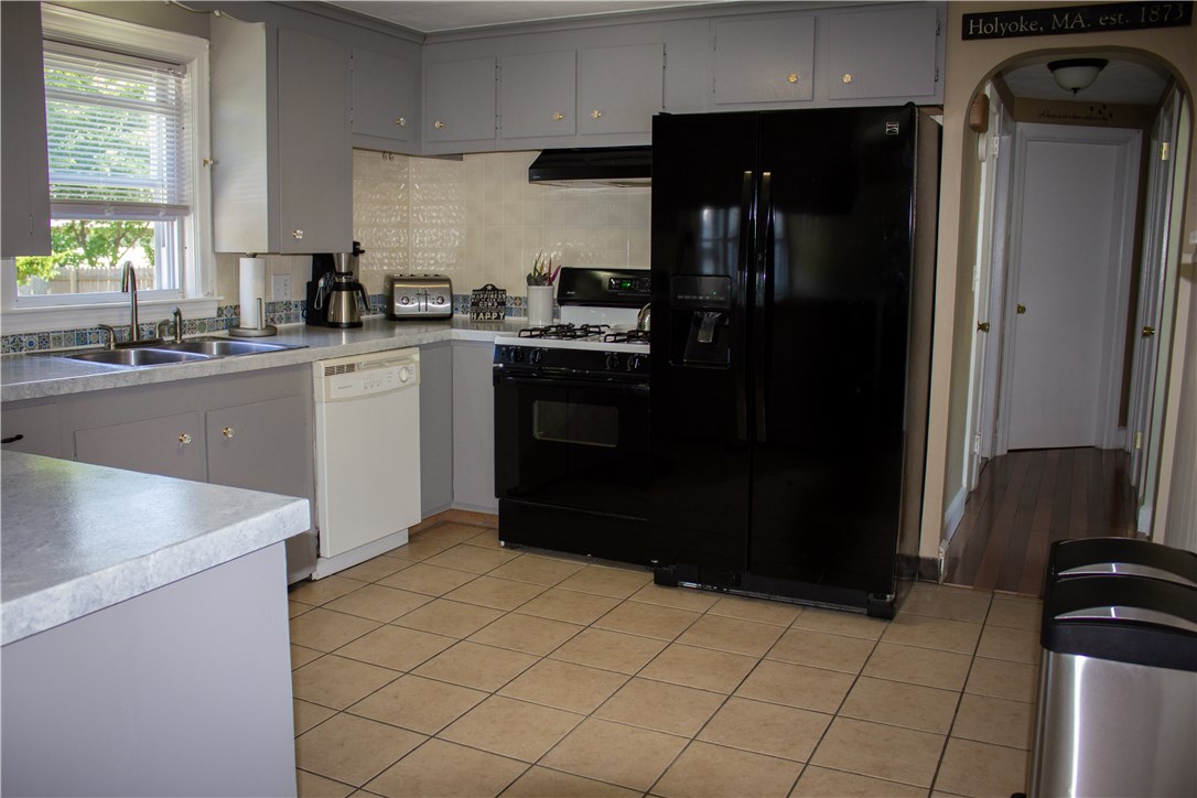 246 Riverside Avenue Warwick, RI 02889 - Photo 6 of 40