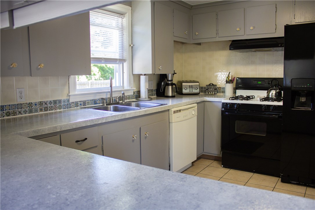 246 Riverside Avenue Warwick, RI 02889 - Photo 7 of 40