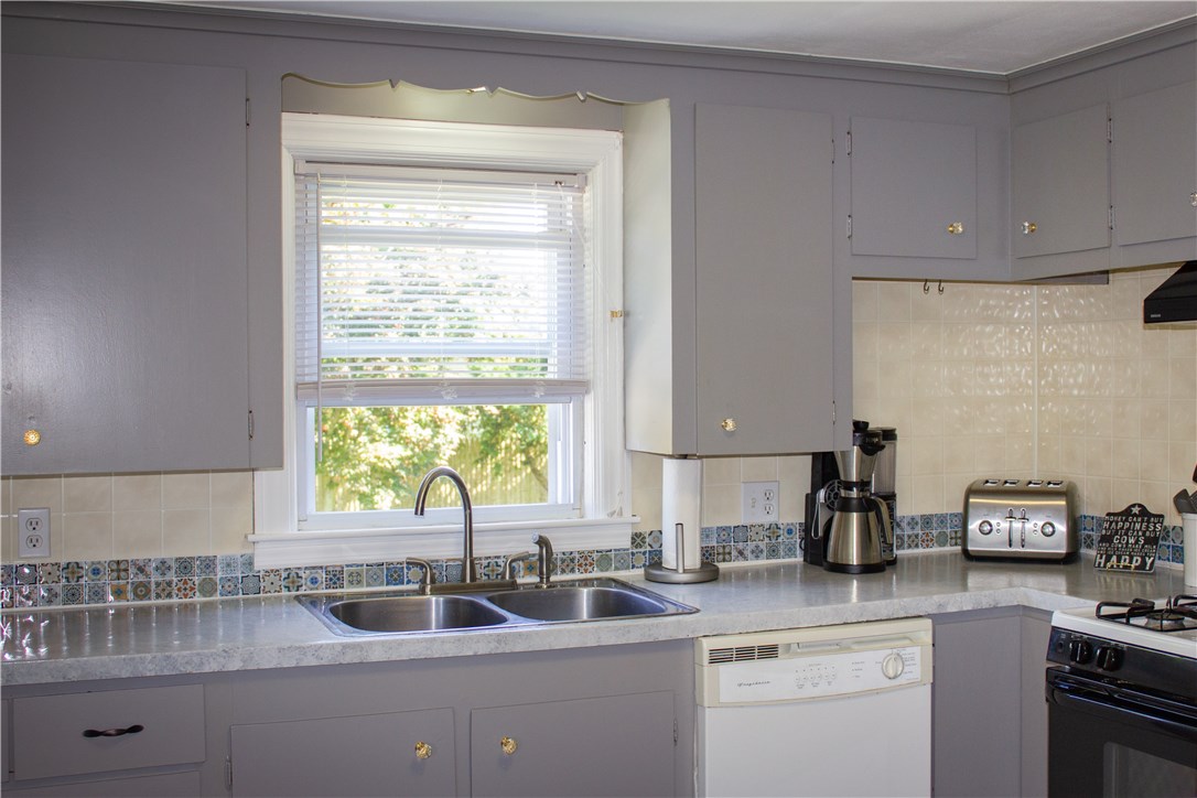 246 Riverside Avenue Warwick, RI 02889 - Photo 8 of 40