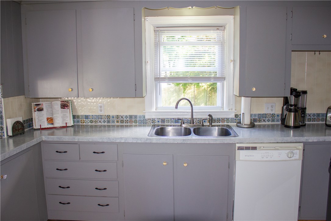 246 Riverside Avenue Warwick, RI 02889 - Photo 9 of 40