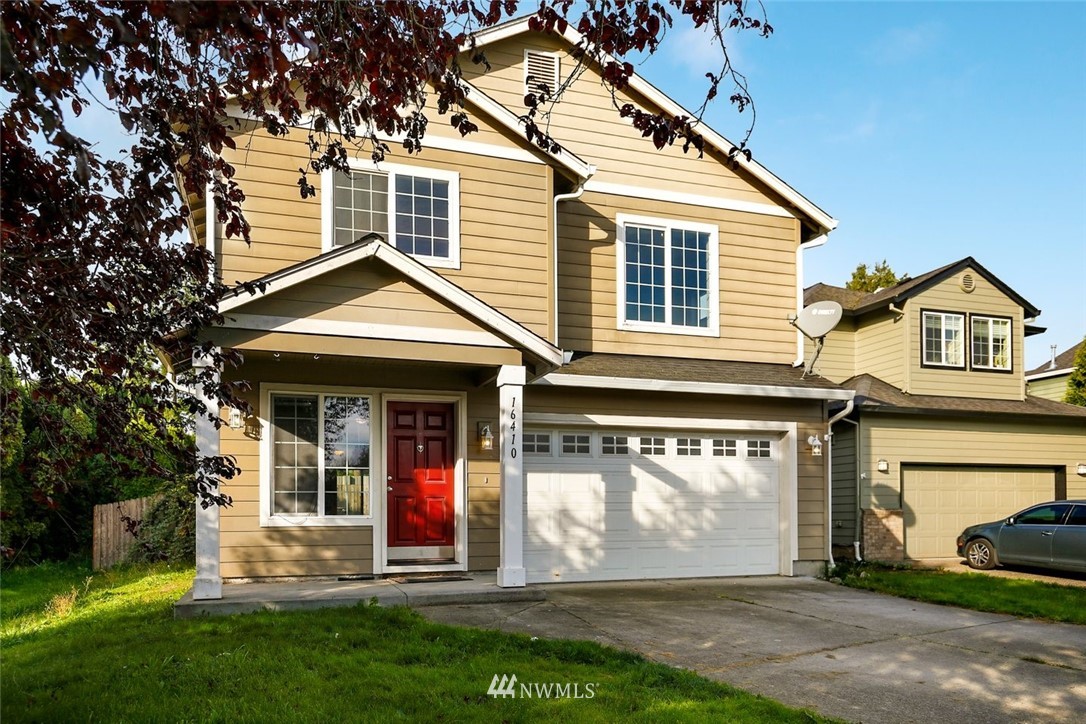 16410 Northeast 12th Court Ridgefield, WA 98642 - Photo 2 of 25 front view of a house with a yard