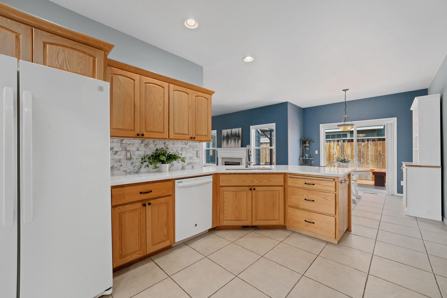 392 Southeast Soft Tail Loop Bend, OR 97702 - Photo 20 of 52 Kitchen