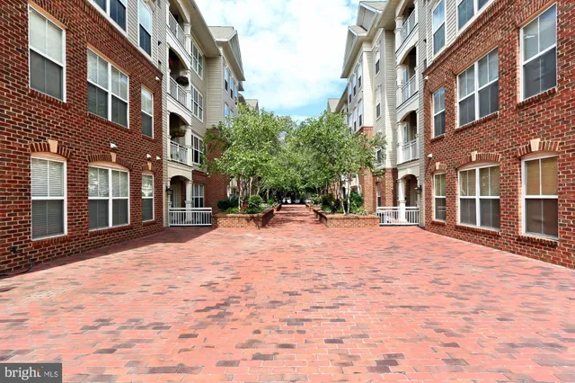 $2,900 | 5120 Donovan Drive, Unit 107, Alexandria, VA 22304