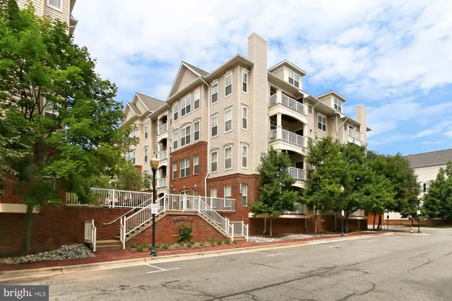 $2,900 | 5120 Donovan Drive, Unit 107, Alexandria, VA 22304