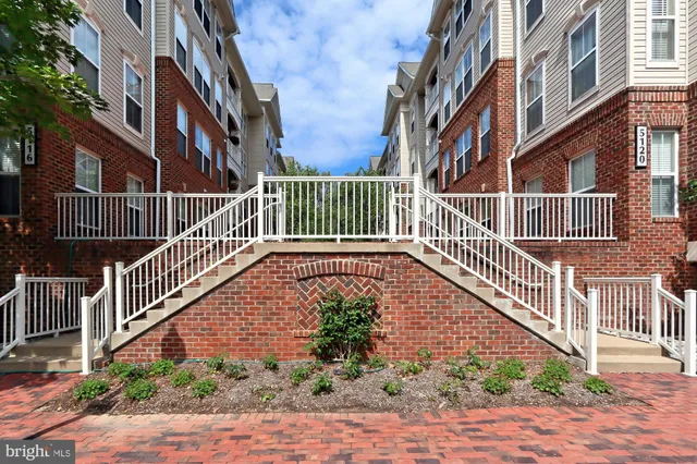 $2,900 | 5120 Donovan Drive, Unit 107, Alexandria, VA 22304