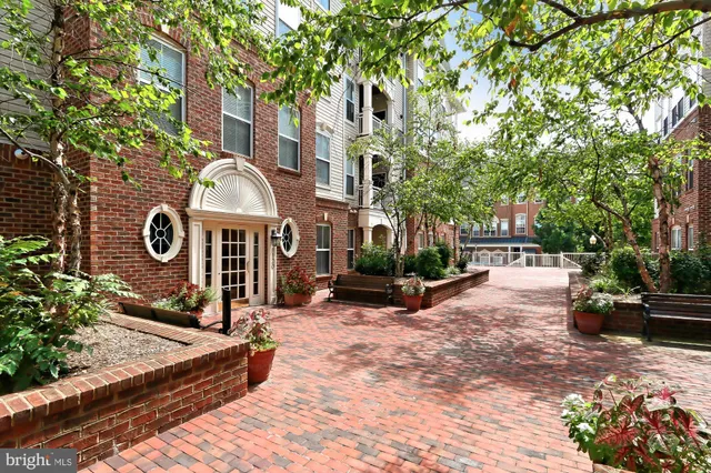 $2,900 | 5120 Donovan Drive, Unit 107, Alexandria, VA 22304