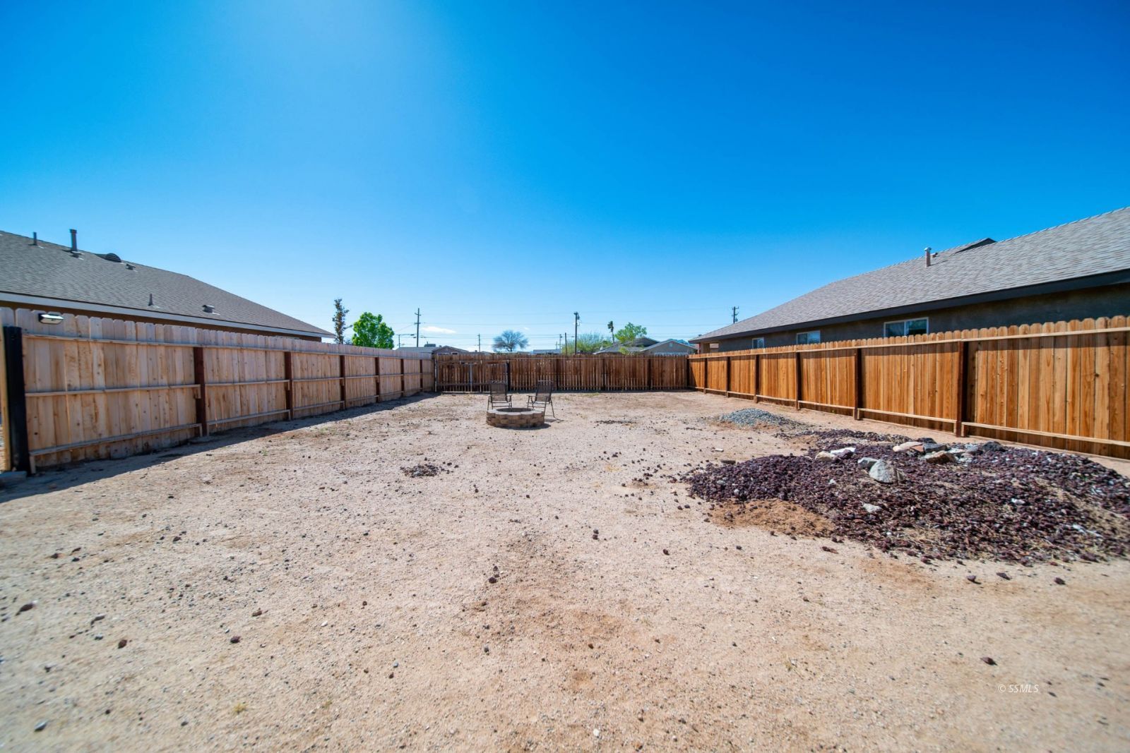 1540 Mayo Street Ridgecrest, CA 93555 - Photo 28 of 32 a view of a backyard